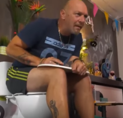 Uomo record seduto water