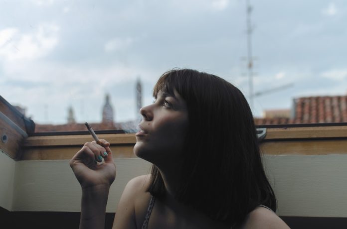 Donna sigaretta