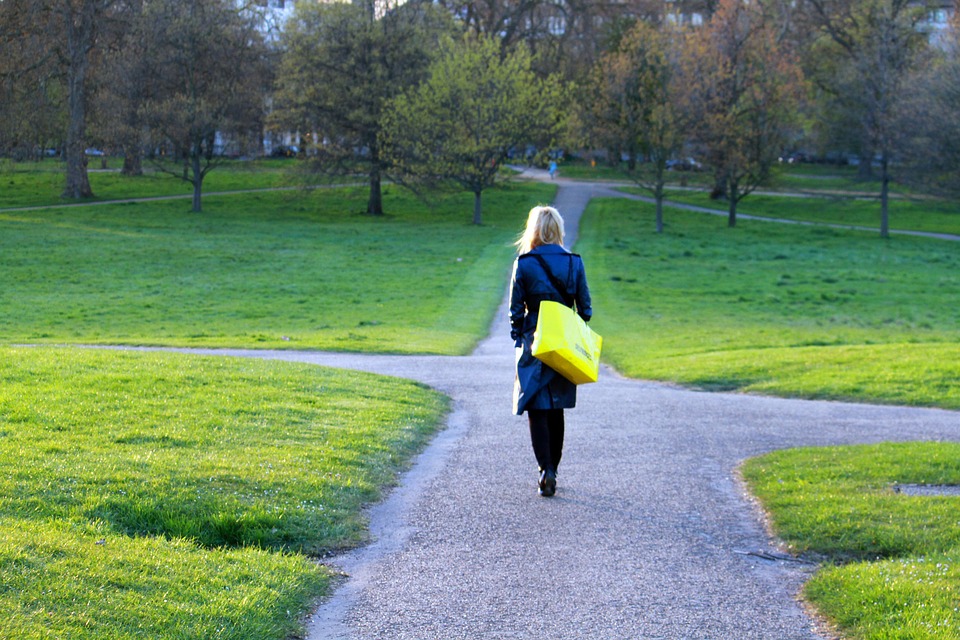 Donna passeggiata