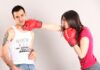 uomo sotto il piede della donna