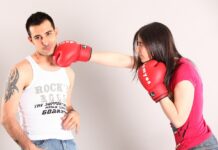 uomo sotto il piede della donna