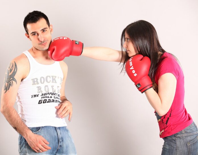 uomo sotto il piede della donna